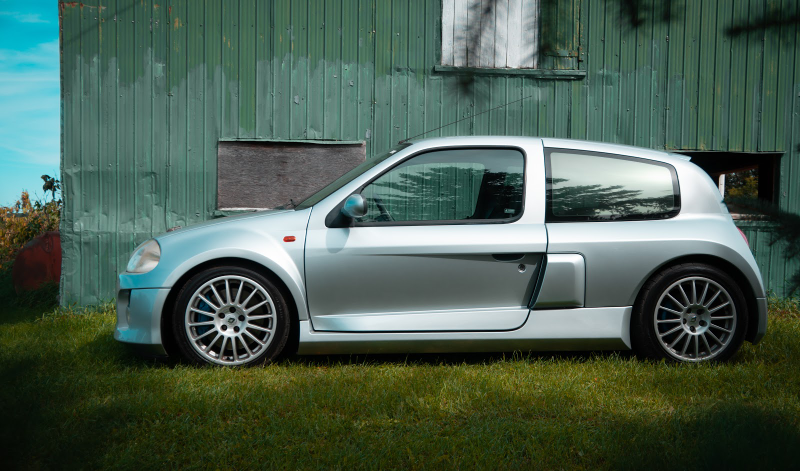Illustration for article titled The Mid-Engine 2001 Renault Sport Clio V6 Is Just As Unreal As You Imagine